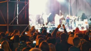 kalabalığın üzerine rock konseri