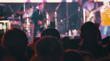 kalabalığın üzerine rock konseri