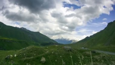 Gürcü Dağların üzerinden hareket bulutlar. Mount Kazbek. Zaman atlamalı