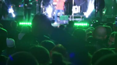 kalabalığın üzerine rock konseri