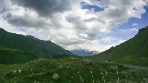 Nuvole che si muovono sulle montagne georgiane. Monte Kazbek. Interruzione temporale — Video Stock