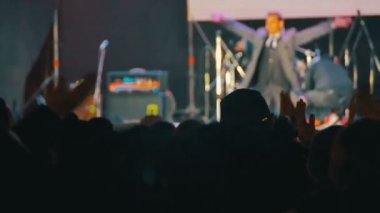 kalabalığın üzerine rock konseri