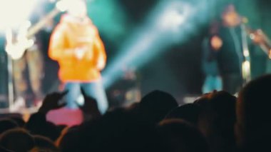 kalabalığın üzerine rock konseri