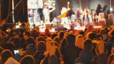 kalabalığın üzerine rock konseri