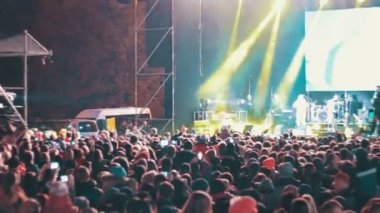 kalabalığın üzerine rock konseri