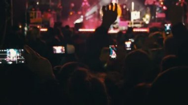 kalabalığın üzerine rock konseri