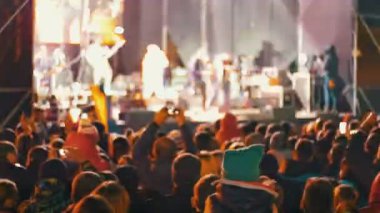 kalabalığın üzerine rock konseri