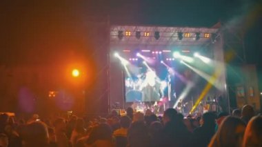 kalabalığın üzerine rock konseri