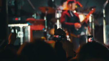 kalabalığın üzerine rock konseri