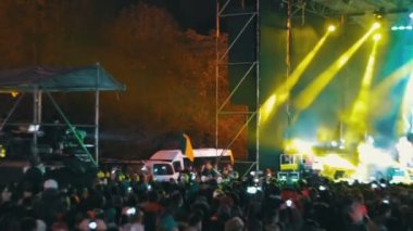 kalabalığın üzerine rock konseri