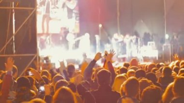 Müzik Festivali'nde konser kalabalık