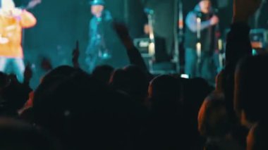 kalabalığın üzerine rock konseri