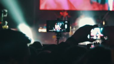 kalabalığın üzerine rock konseri