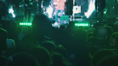 kalabalığın üzerine rock konseri