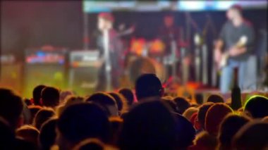 kalabalığın üzerine rock konseri