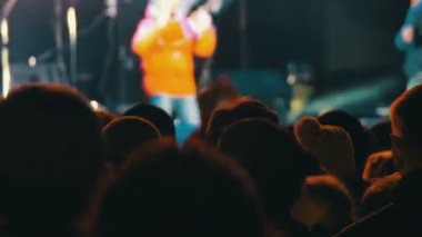 kalabalığın üzerine rock konseri