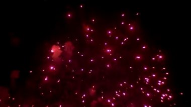 Gece gökyüzünde yanıp sönen havai fişekler. Ağır çekim