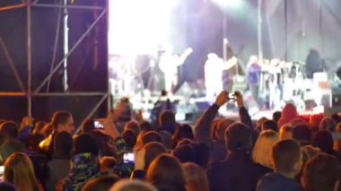 kalabalığın üzerine rock konseri