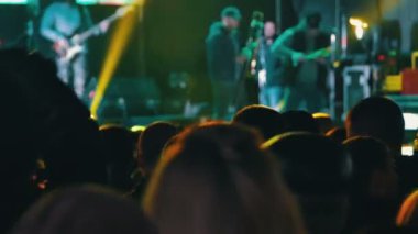 Müzik Festivali'nde konser kalabalık