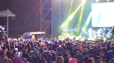 kalabalığın üzerine rock konseri