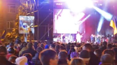 kalabalığın üzerine rock konseri