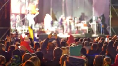 kalabalığın üzerine rock konseri