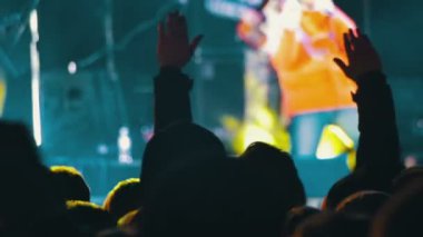 kalabalığın üzerine rock konseri