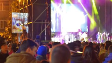 kalabalığın üzerine rock konseri