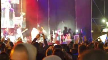 kalabalığın üzerine rock konseri
