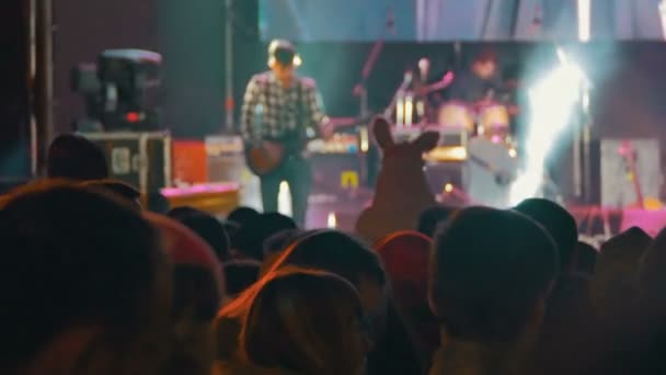 Натовп на рок концерті — стокове відео