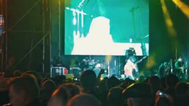 kalabalığın üzerine rock konseri