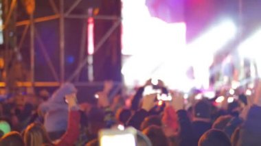 kalabalığın üzerine rock konseri