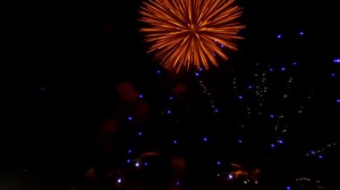 Gece gökyüzünde yanıp sönen havai fişekler. Ağır çekim