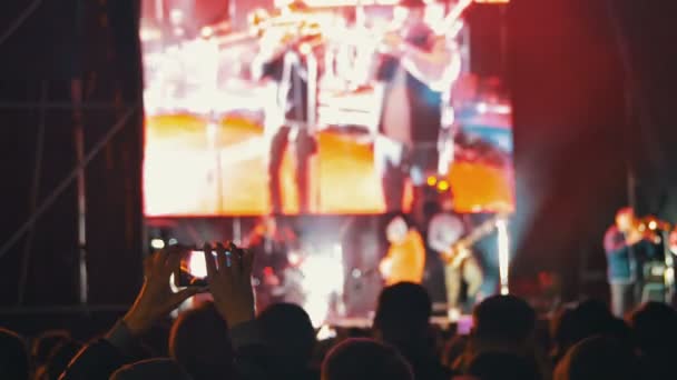 Multidão em concerto de rock — Vídeo de Stock