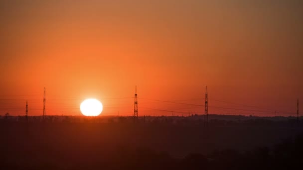 El sol se levanta sobre el horizonte — Vídeo de stock