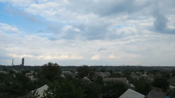 Wolken In de lucht bewegen Over de huizen In de stad — Stockvideo