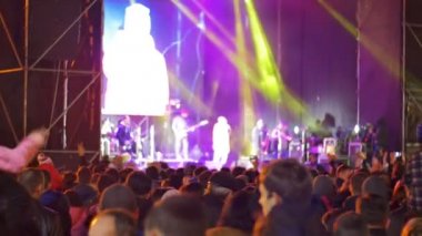 kalabalığın üzerine rock konseri