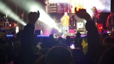 kalabalığın üzerine rock konseri