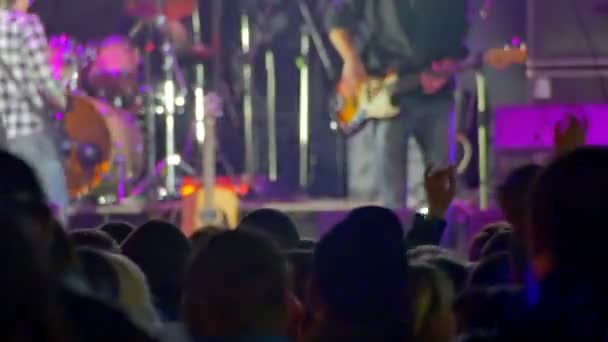 在摇滚音乐会上的人群 — 图库视频影像