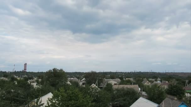 Wolken In de lucht bewegen Over de huizen In de stad — Stockvideo