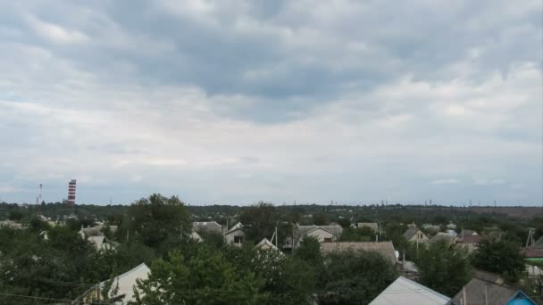 Nubes en el cielo moviéndose sobre las casas en la ciudad — Vídeo de stock