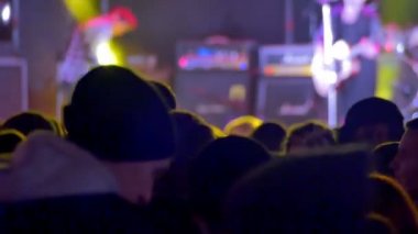 kalabalığın üzerine rock konseri