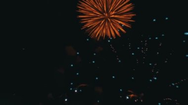 Gökyüzünde havai fişek kutlama. Ağır çekim