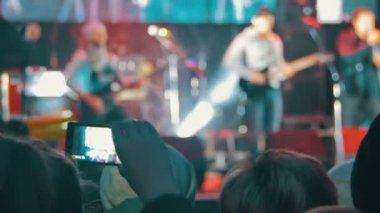 Müzik Festivali'nde konser kalabalık