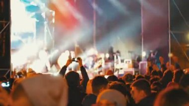 kalabalığın üzerine rock konseri