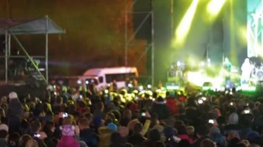 kalabalığın üzerine rock konseri