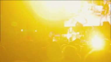 kalabalığın üzerine rock konseri