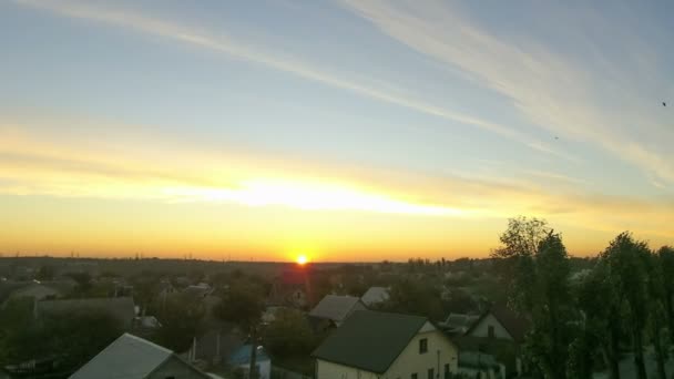 Le soleil se lève au-dessus de l'horizon, des nuages et des bâtiments de la ville — Video