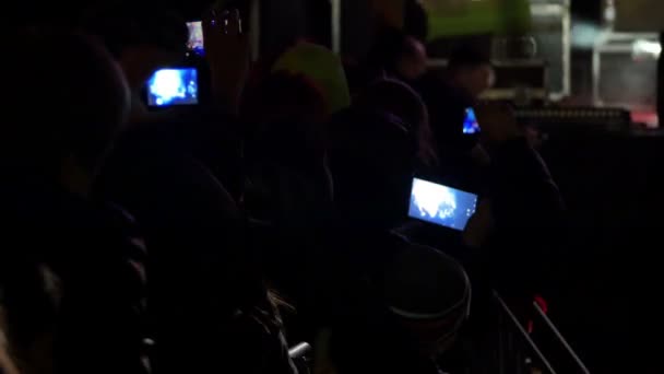 Filmando la actuación de los músicos en el concierto — Vídeo de stock