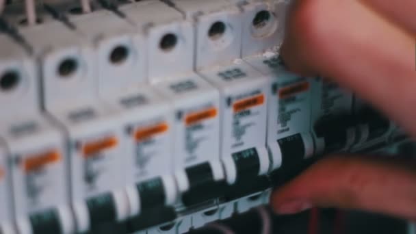 Caixa de disjuntor elétrico de comutação — Vídeo de Stock